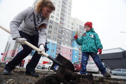 Семья садит дерево на аллее, в рамках акции \"Лес Победы\". Екатеринбург