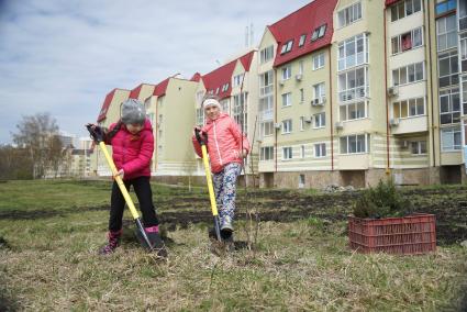 Девочки с лопатами, перед посадкой деревьев, в рамках акции \"Лес Победы\". Екатеринбург