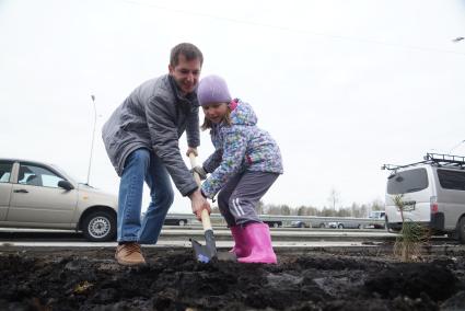 Семья садит дерево на аллее, в рамках акции \"Лес Победы\". Екатеринбург