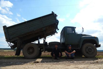 Рабочие сидят у грузовика с удобрениями, во время сева картофеля. Сельскохозяйственный производственный кооператив «Битимский». Свердловская область