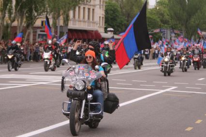 Украина. Донецк. Байкеры с флагом Донецкой Народной Республики (ДНР) во время парада, посвященного годовщине проведения референдума о самоопределении ДНР на улице Артема.