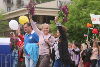 Украина. Донецк. Участники парада, посвященного годовщине проведения референдума о самоопределении Донецкой Народной Республики, во время праздничного шествия по улице Артема.