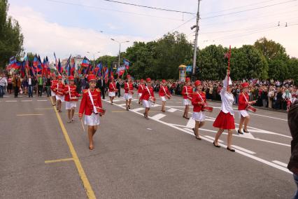 Украина. Донецк. Участники парада, посвященного годовщине проведения референдума о самоопределении Донецкой Народной Республики, во время праздничного шествия по улице Артема.