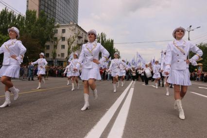 Украина. Донецк. Участники парада, посвященного годовщине проведения референдума о самоопределении Донецкой Народной Республики, во время праздничного шествия по улице Артема.