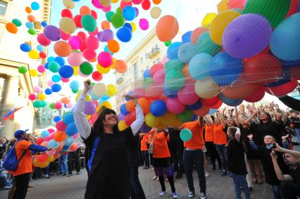 Москва. Флэшмоб `Георгиевская лента` прошел на Арбате. Более 500 участников выстроились в гигантскую георгиевскую ленту по цвету футболок, почтили память погибших в Великой Отечественной войне во время минуты молчания и выпустили  в небо воздушные шары.