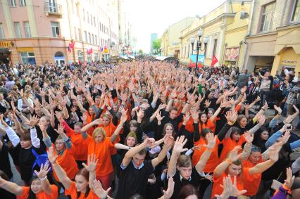 Москва. Флэшмоб `Георгиевская лента` прошел на Арбате. Более 500 участников выстроились в гигантскую георгиевскую ленту по цвету футболок, почтили память погибших в Великой Отечественной войне во время минуты молчания и выпустили  в небо воздушные шары.