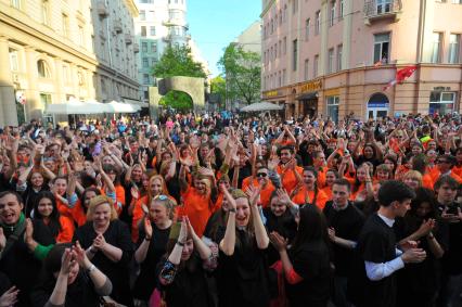 Москва. Флэшмоб `Георгиевская лента` прошел на Арбате. Более 500 участников выстроились в гигантскую георгиевскую ленту по цвету футболок, почтили память погибших в Великой Отечественной войне во время минуты молчания и выпустили в небо воздушные шары.
