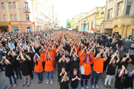 Москва. Флэшмоб `Георгиевская лента` прошел на Арбате. Более 500 участников выстроились в гигантскую георгиевскую ленту по цвету футболок, почтили память погибших в Великой Отечественной войне во время минуты молчания и выпустили  в небо воздушные шары.