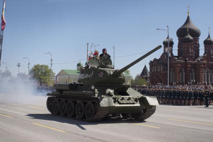 Тула. Танк Т-34 во время парада Победы на площади Ленина, посвященном 70-летию Победы в Великой Отечественной войне.