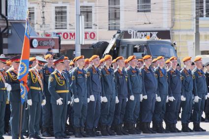 Тула. Военнослужащие 996-го Спасательного центра МЧС России во время парада Победы на площади Ленина, посвященном 70-летию Победы в Великой Отечественной войне.