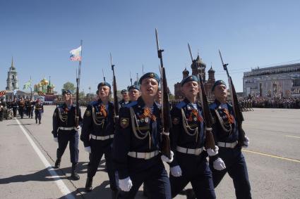 Тула. Воины-десантники 106-й Гвардейской воздушно-десантной дивизии во время парада Победы на площади Ленина, посвященном 70-летию Победы в Великой Отечественной войне.