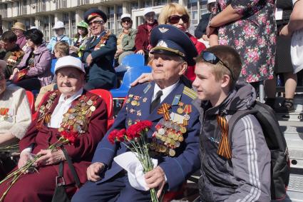 Тула. Зрители наблюдают за парадом Победы на площади Ленина, посвященном 70-летию Победы в Великой Отечественой войне.