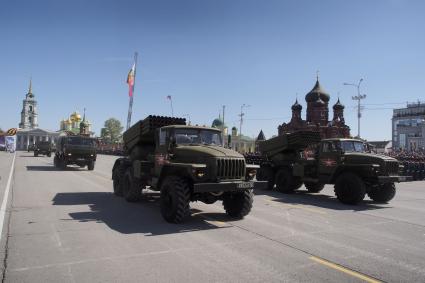 Тула. Реактивная система залпового огня `Град` во время парада Победы на площади Ленина, посвященном 70-летию Победы в Великой Отечественной войне.