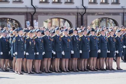 Тула. Женщины-военнослужащие Главного управления МЧС России по Тульской области во время парада Победы на площади Ленина, посвященном 70-летию Победы в Великой Отечественной войне.