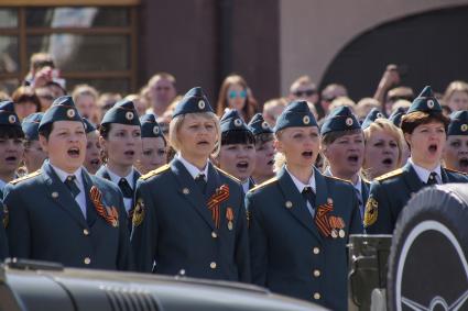 Тула. Женщины-военнослужащие Главного управления МЧС России по Тульской области во время парада Победы на площади Ленина, посвященном 70-летию Победы в Великой Отечественной войне.