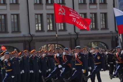 Тула. Знаменная группа со Знаменем Победы во время парада Победы на площади Ленина, посвященном 70-летию Победы в Великой Отечественной войне.