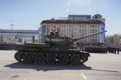 Тула. Танк Т-34 во время парада Победы на площади Ленина, посвященном 70-летию Победы в Великой Отечественной войне.