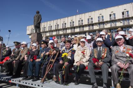 Тула. Зрители наблюдают за парадом Победы на площади Ленина, посвященном 70-летию Победы в Великой Отечественой войне.