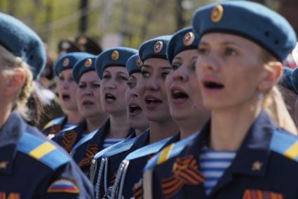 Тула. Сводная рота женщин 106-й Гвардейской воздушно-десантной дивизии во время парада Победы на площади Ленина, посвященном 70-летию Победы в Великой Отечественной войне.