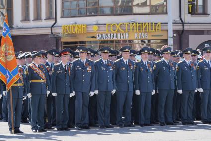 Тула. Военнослужащие Главного управления МЧС России по Тульской области во время парада Победы на площади Ленина, посвященном 70-летию Победы в Великой Отечественной войне.