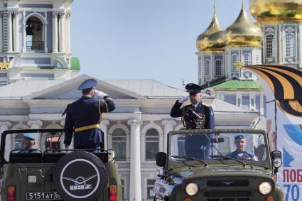 Тула. Парад Победы на площади Ленина, посвященный 70-летию Победы в Великой Отечественной войне. Командовал парадом заместитель командира 106-й Гвардейской воздушно-десантной Краснознаменной, ордена Кутузова II степени дивизии гвардии полковник Эдуард Ходько (справа). Принимал парад начальник Тульского территориального гарнизона – командир 106-й Гвардейской воздушно-десантной Краснознамённой, ордена Кутузова II степени дивизии гвардии генерал-майор Дмитрий Глушенков (слева).