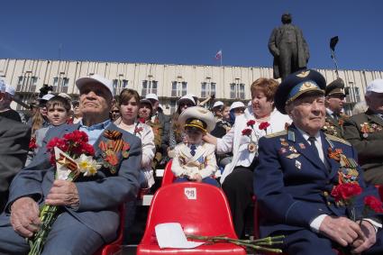 Тула. Зрители наблюдают за парадом Победы на площади Ленина, посвященном 70-летию Победы в Великой Отечественой войне.