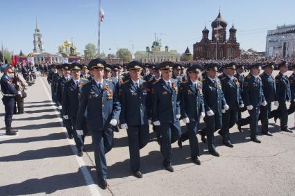 Тула. Военнослужащие Главного управления МЧС России по Тульской области во время парада Победы на площади Ленина, посвященном 70-летию Победы в Великой Отечественной войне.