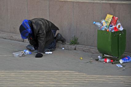 Женщина просит милостыню на улице в Москве.