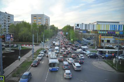 Телевизионный технический центр `Останкино` (справа) на  улице Академика Королева, 12  в Москве.