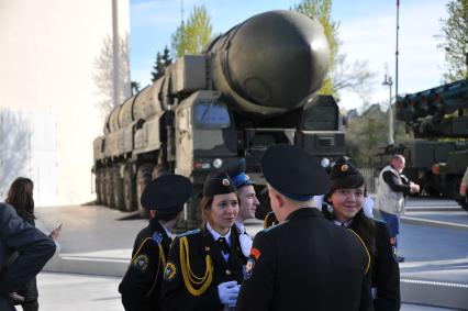 Пусковая установка `Тополь` с транспортно-пусковым контейнером во время выставки образцов российского вооружения на ВДНХ в Москве.