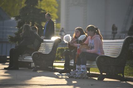 Посетители ВДНХ в Москве.