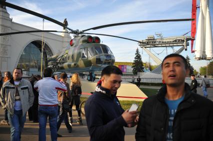 Транспортно-десантный вертолет Ми-8Т во время выставки образцов российского вооружения на ВДНХ в Москве.