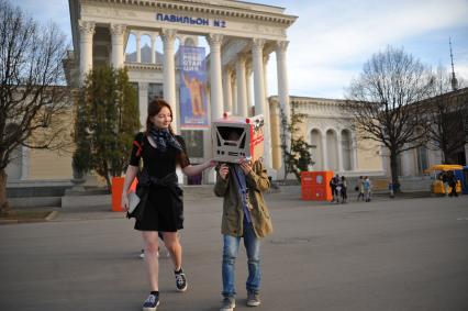 Посетители ВДНХ в Москве.