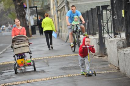 Москва. Дети с родителями во время прогулки.