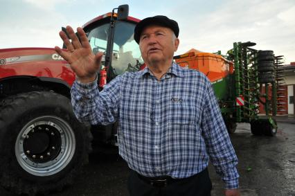 Калининградская область, Озерск. Бывший мэр Москвы, фермер Юрий Лужков на своей ферме.