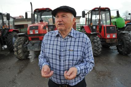 Калининградская область, Озерск. Бывший мэр Москвы, фермер Юрий Лужков на своей ферме.