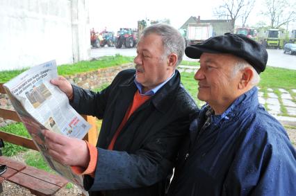 Калининградская область, Озерск. Заместитель редактора отдела международной и внутренней политики ИД `Комсомольская правда` Александр Гамов и бывший мэр Москвы, фермер Юрий Лужков на ферме, принадлежащей Ю. Лужкову.