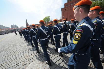 Москва. Курсанты военной академии МЧС РФ во время военного парада на Красной площади, в честь 70-летия Победы в Великой Отечественной войне.