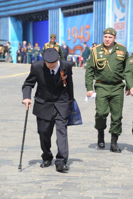 Москва. Ветеран после военного парада на Красной площади, в честь 70-летия Победы в Великой Отечественной войне.