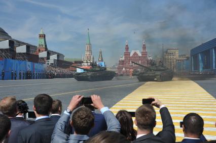 Москва. Танки Т-90А во время военного парада на Красной площади, в честь 70-летия Победы в Великой Отечественной войне.