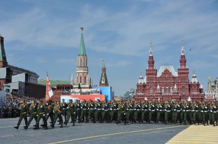 Москва. Военнослужащие железнодорожных войск РФ во время военного парада на Красной площади, в честь 70-летия Победы в Великой Отечественной войне.