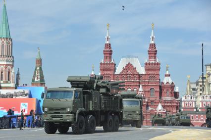 Москва. Самоходный зенитный ракетно-пушечный комплекс (ЗРПК) `Панцирь-С1`во время военного парада на Красной площади, в честь 70-летия Победы в Великой Отечественной войне.