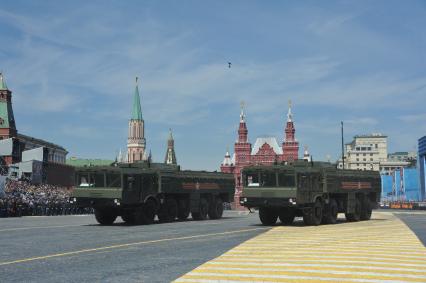 Москва. Оперативно-тактические ракетные комплексы `Искандер` во время военного парада на Красной площади, в честь 70-летия Победы в Великой Отечественной войне.