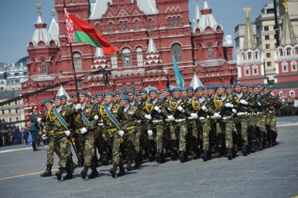 Москва. Военнослужащие парадного расчета 5-ой отдельной бригады специального назначения Вооруженных сил Республики Беларусь во время военного парада на Красной площади, в честь 70-летия Победы в Великой Отечественной войне.