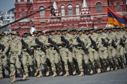 Москва. Военнослужащие Национальной армии Азербайджана во время военного парада на Красной площади, в честь 70-летия Победы в Великой Отечественной войне.