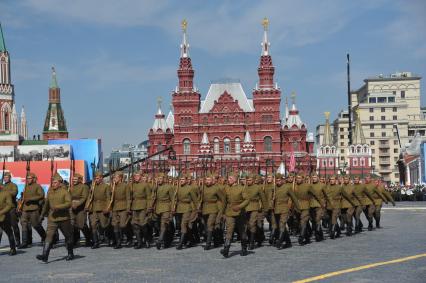 Москва. Военнослужащие в военной форме времен Великой Отечественной войны во время военного парада на Красной площади, в честь 70-летия Победы в Великой Отечественной войне.