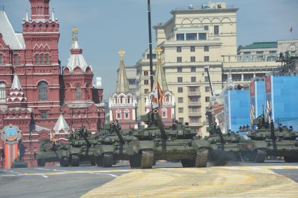 Москва. Танки Т-90А во время военного парада на Красной площади, в честь 70-летия Победы в Великой Отечественной войне.