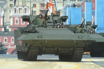 Москва. Т-15 тяжелая боевая машины пехоты (БМП) на платформе `Армата` во время военного парада на Красной площади, в честь 70-летия Победы в Великой Отечественной войне.