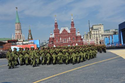 Москва. Военнослужащие в военной форме времен Великой Отечественной войны во время военного парада на Красной площади, в честь 70-летия Победы в Великой Отечественной войне.