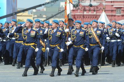 Москва. Военнослужащие воздушно-десантных войск во время военного парада на Красной площади, в честь 70-летия Победы в Великой Отечественной войне.